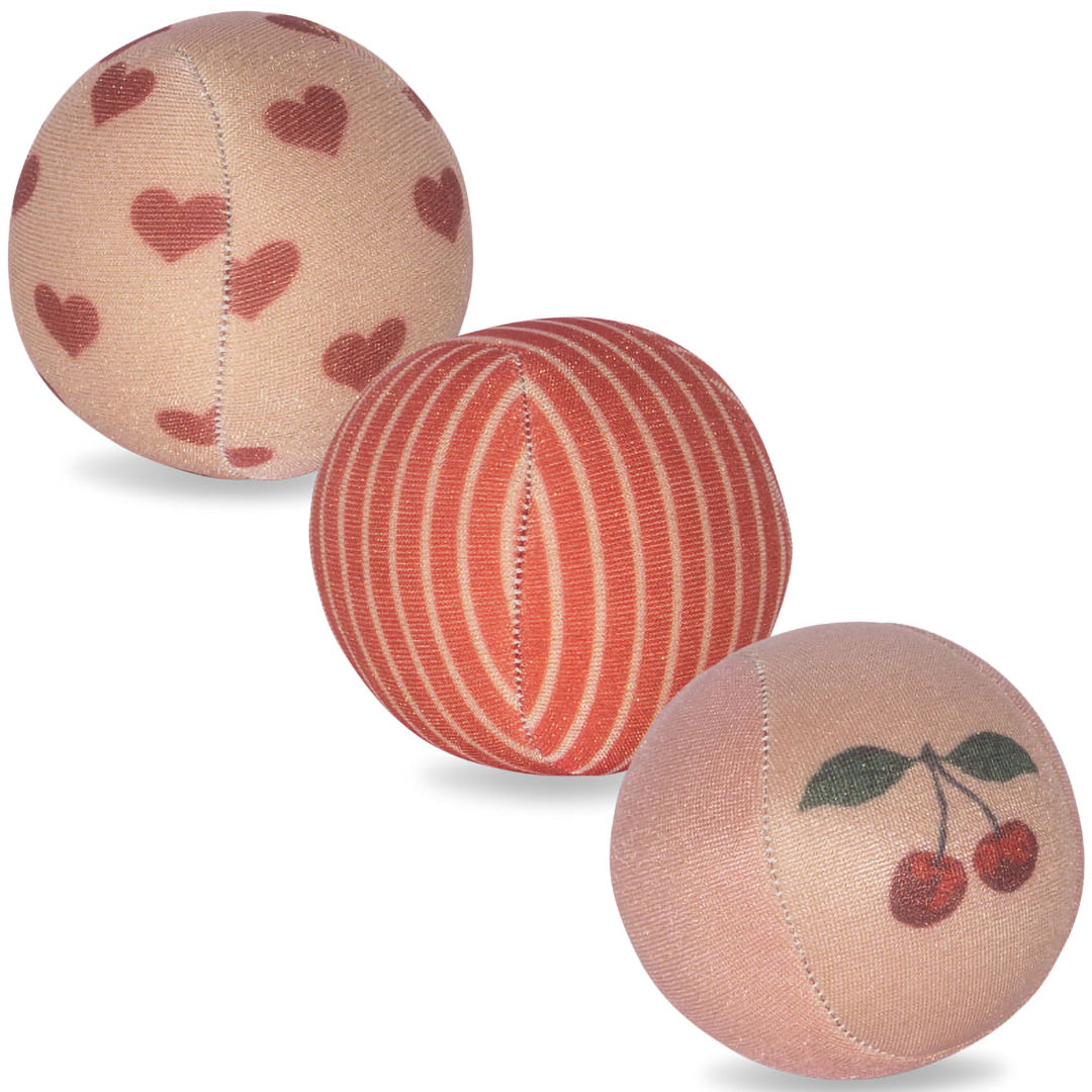 Drie Konges Sløjd waterballen met patronen van harten, strepen en kersen.