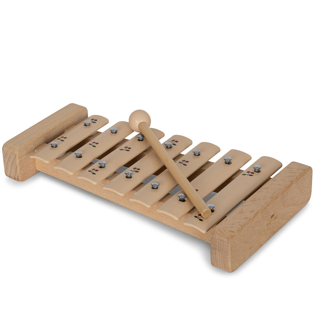 Konges Sløjd houten xylofoon met kersenprint en mallet, schuin van voren gefotografeerd.
