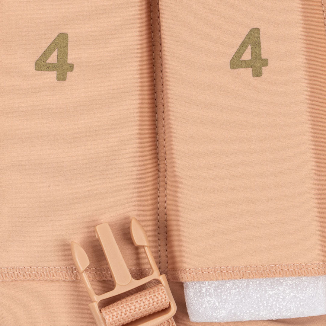 Detail van de binnenkant van het beige kinderzwemvest met het nummer 4 en een gesp.