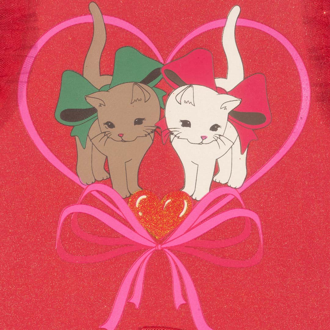 Detail van de print op het rode zwemvest met twee katten met strikken in een hart.