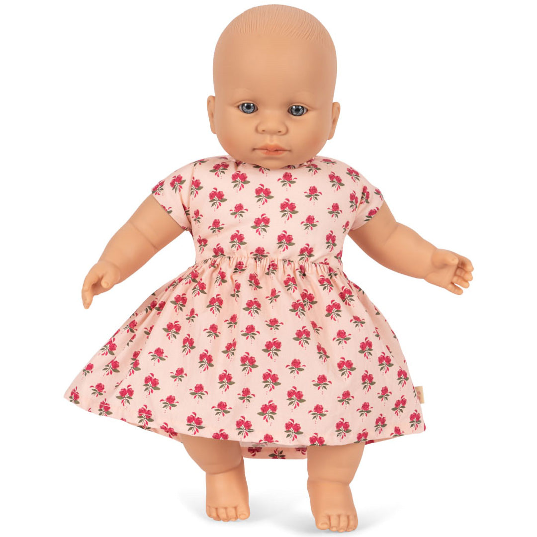 Konges Sløjd babypop Kallis met roze gebloemde jurk, staand.