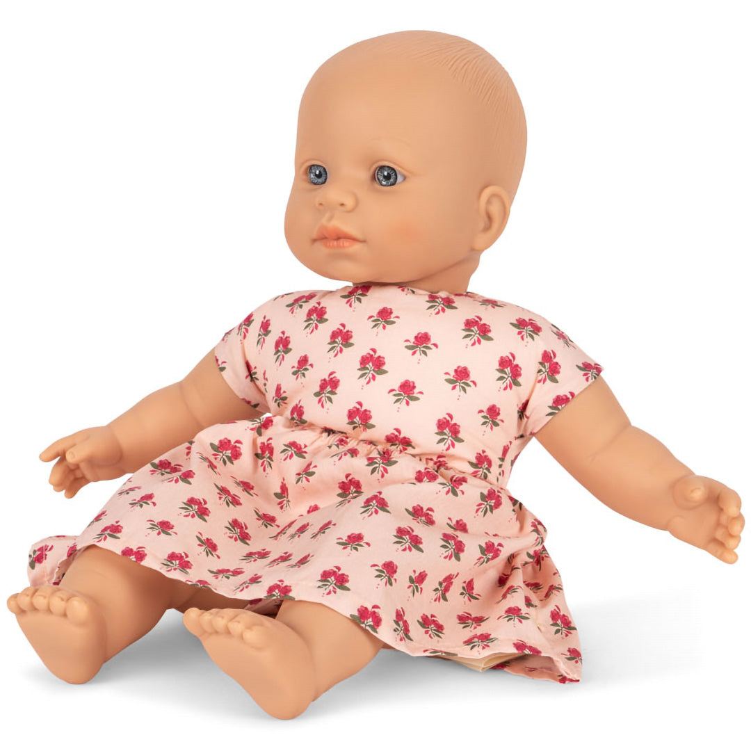 Konges Sløjd babypop Kallis met roze gebloemde jurk, zittend.