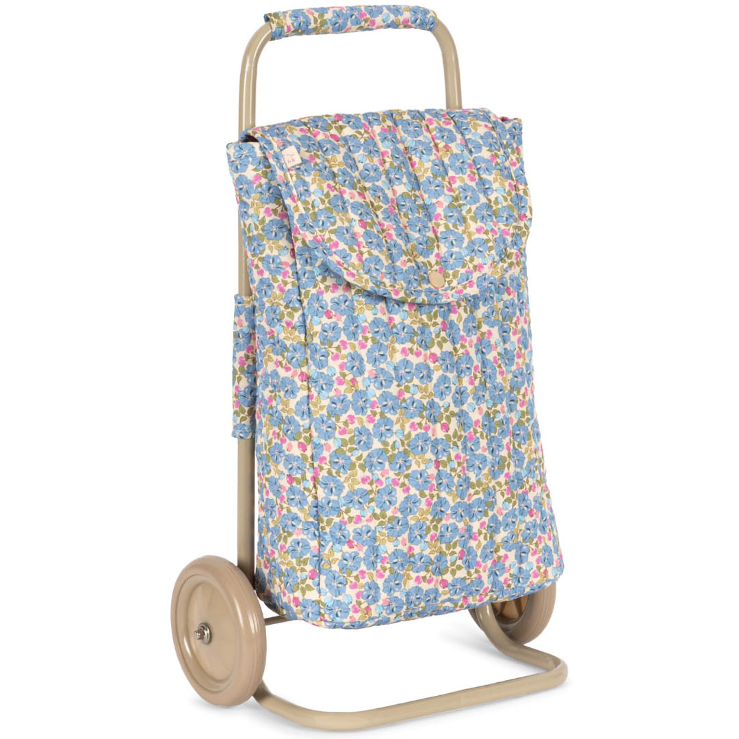 Konges Sløjd speelgoed boodschappentrolley met blauw gebloemd patroon, schuin van voren gefotografeerd.