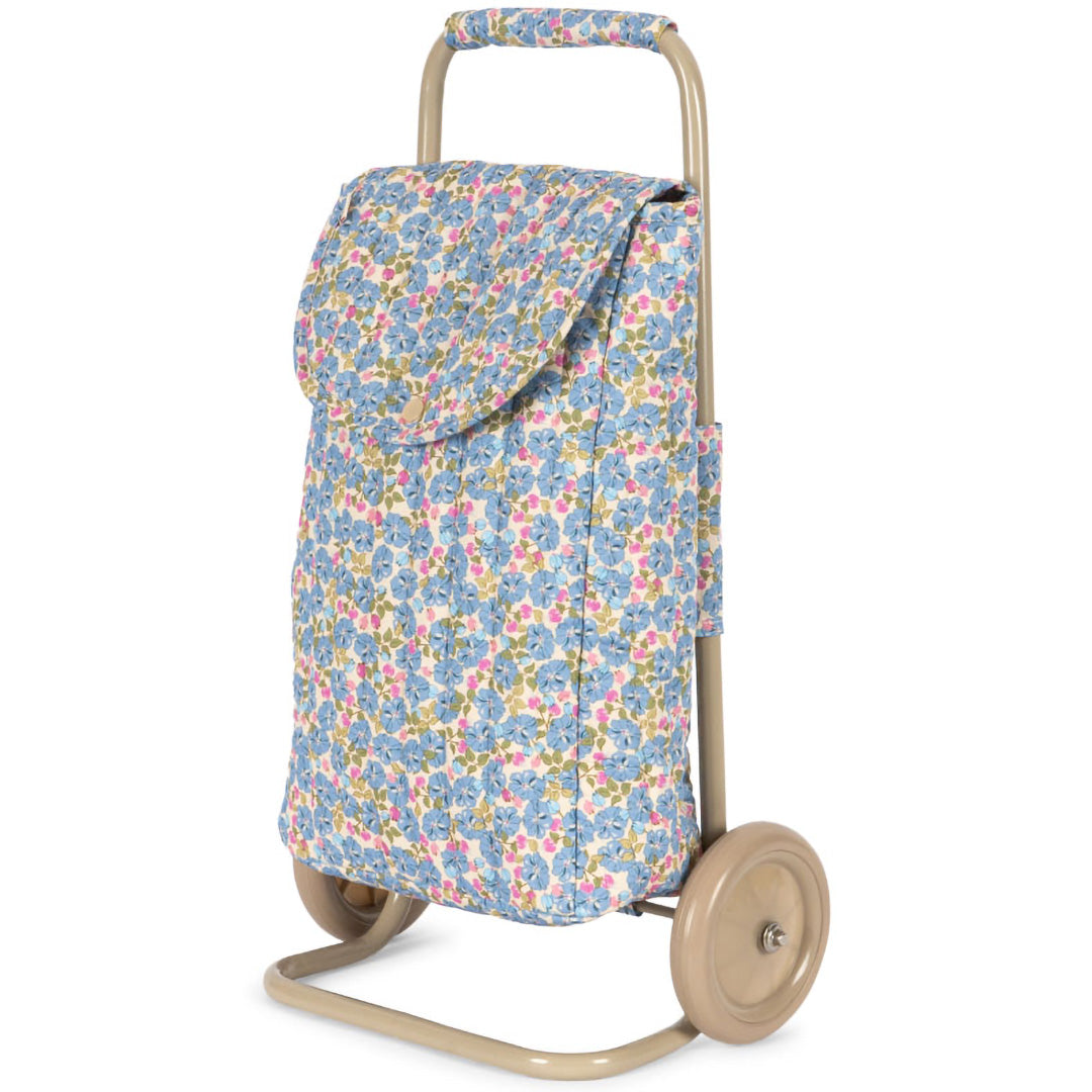 Konges Sløjd speelgoed boodschappentrolley met blauw gebloemd patroon, vanaf de rechterzijkant gefotografeerd.