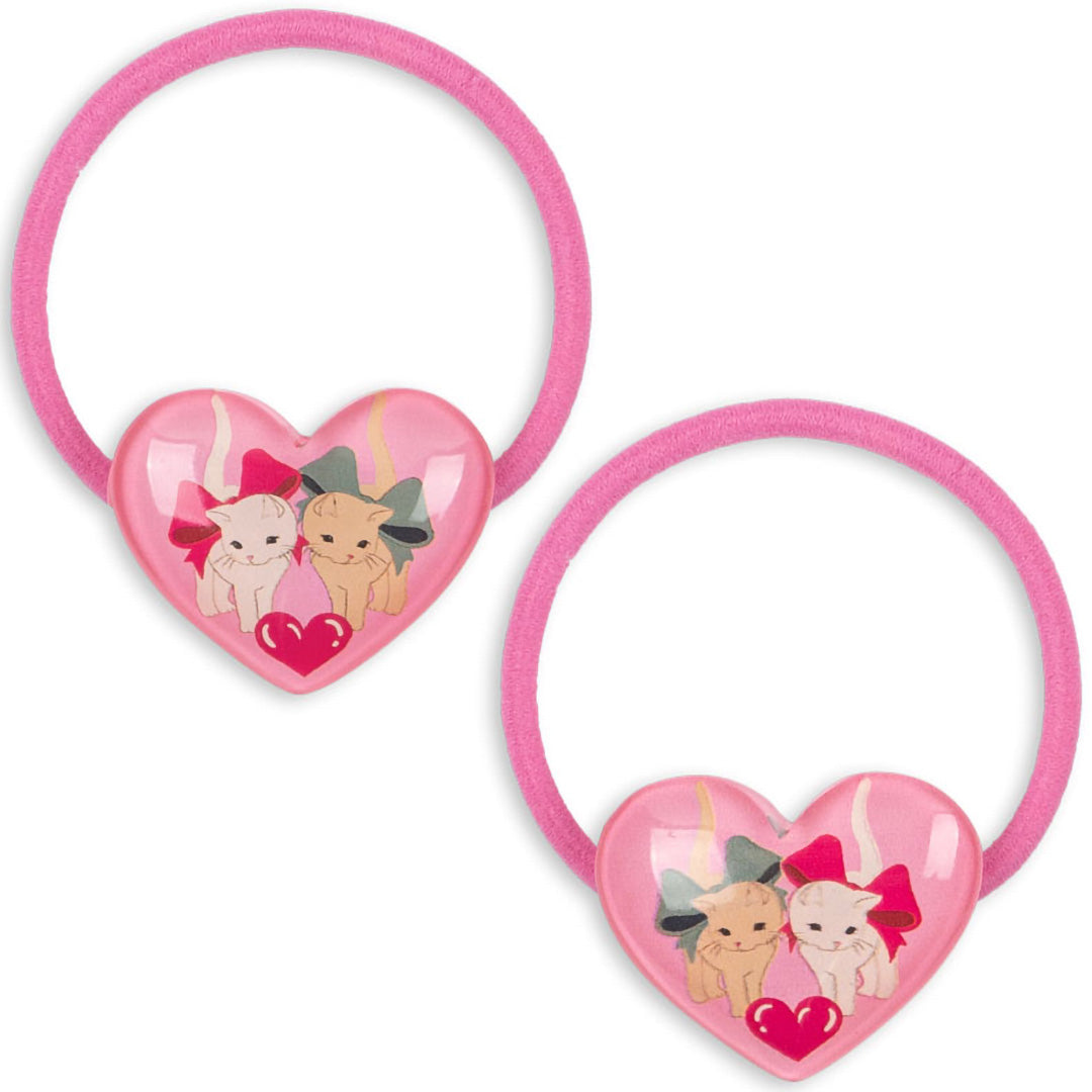 Twee roze Konges Sløjd haarelastieken voor kinderen met hartvormige bedels van kittens en strikken.