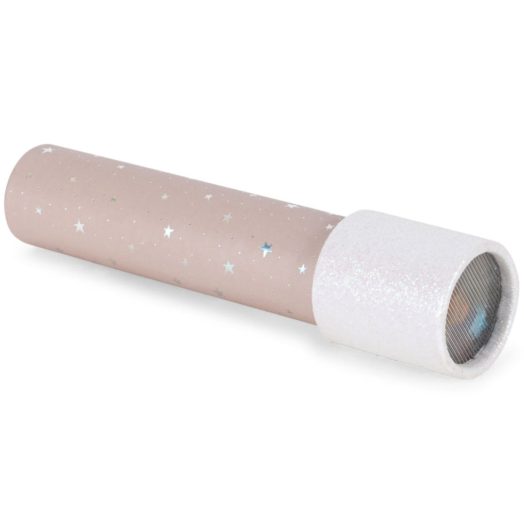Konges Sløjd caleidoscoop met beige sterrenpatroon en glinsterende witte dop, schuin liggend.