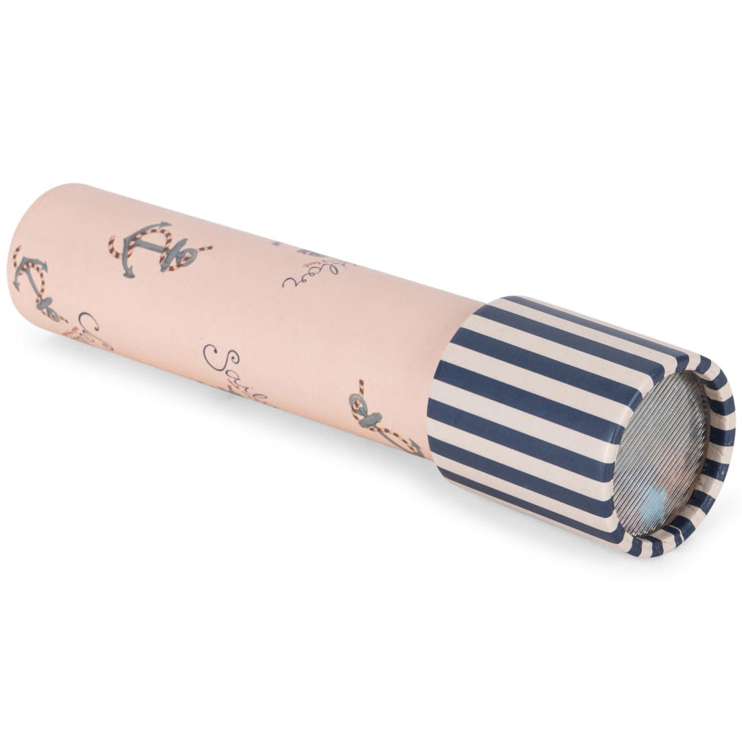Konges Sløjd kartonnen caleidoscoop met roze lichaam met ankers en de tekst 'Sailor', en een gestreepte blauw-witte dop.