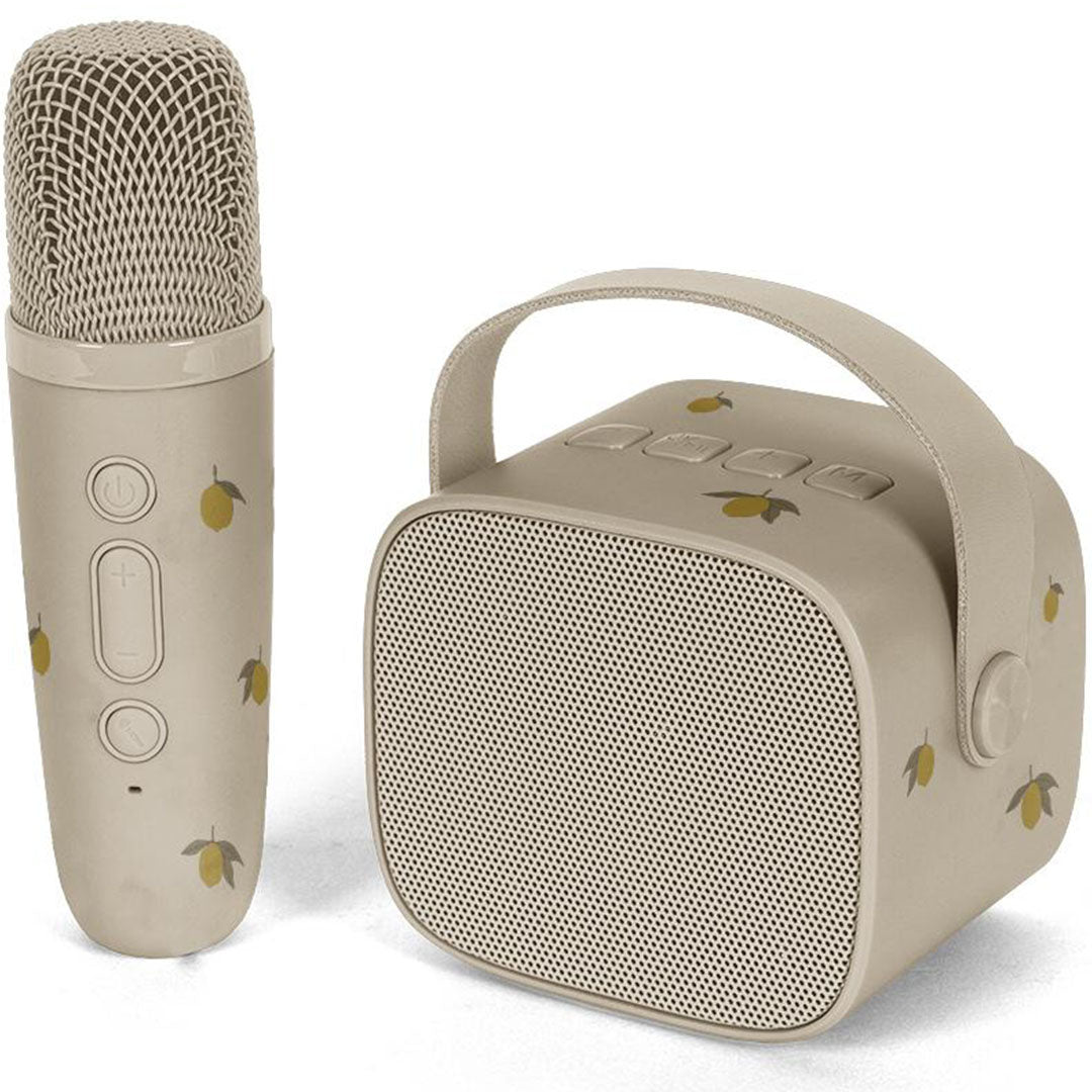 Konges Sløjd karaokeset voor kinderen, beige met citroenpatroon, bestaande uit een microfoon en speaker.