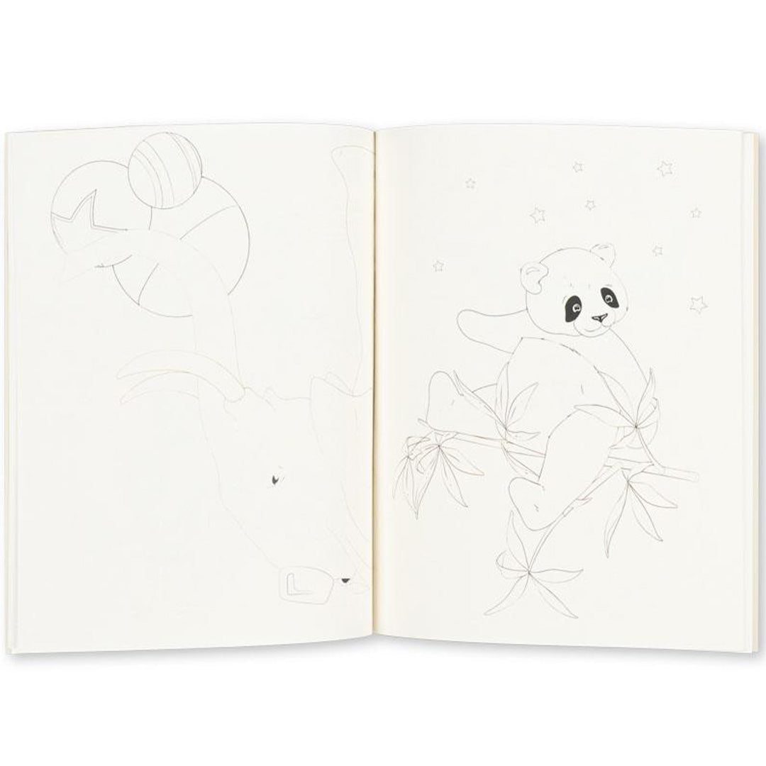 Open kleurboek met een tekening van een giraffe en een panda op bamboe.
