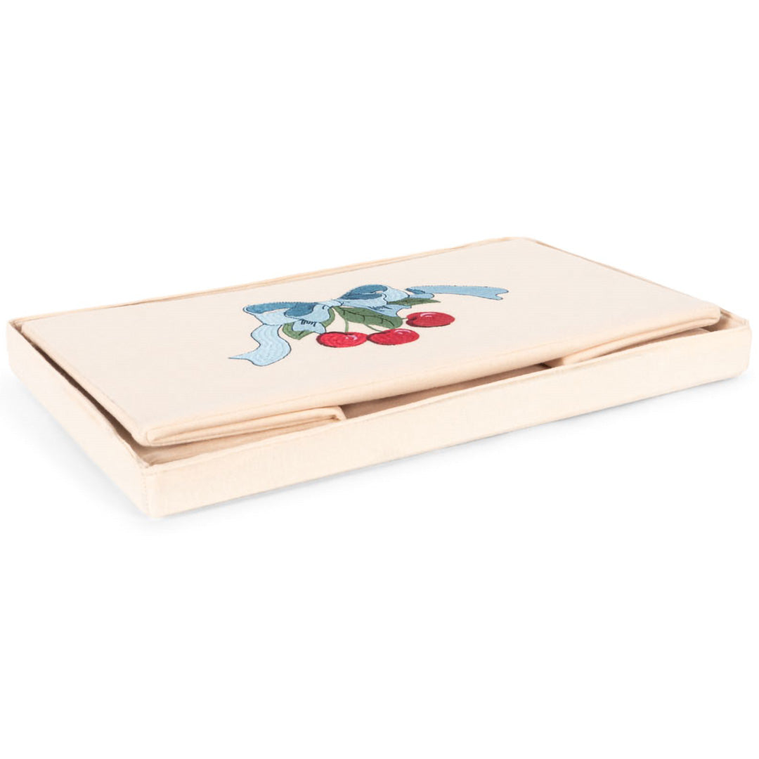 Konges Sløjd beige opbergdoos met kersen, opgevouwen in de verpakking.