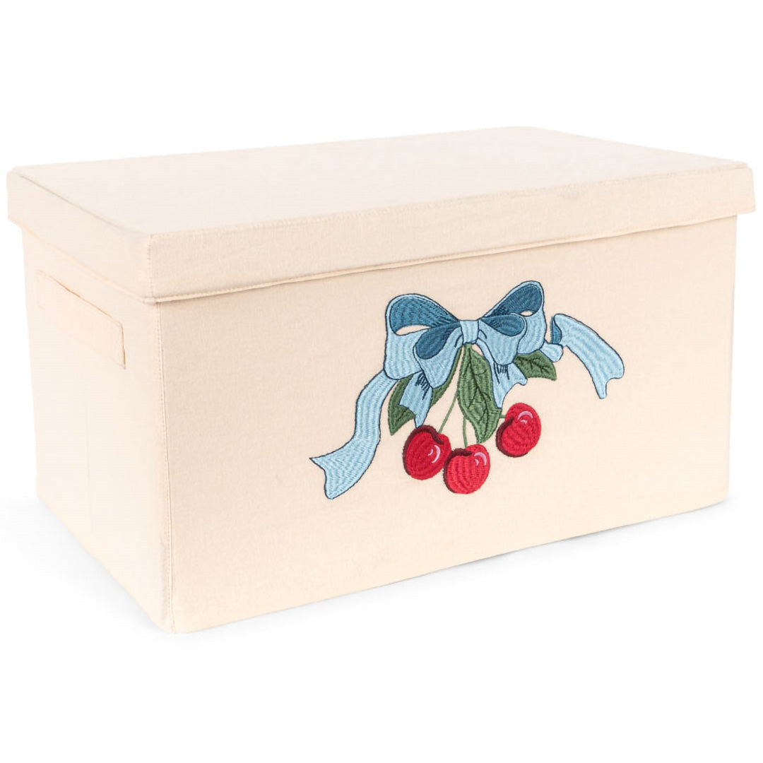 Konges Sløjd beige opbergdoos met deksel en geborduurde kersen en blauwe strik.