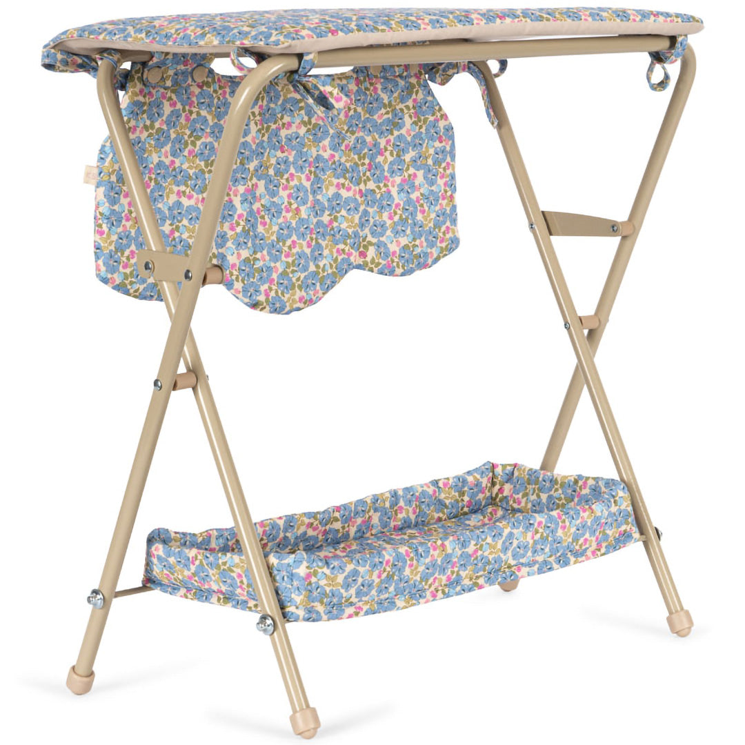 Konges Sløjd opvouwbare poppenverschoontafel met gebloemd patroon, vanuit een andere schuine hoek gefotografeerd.