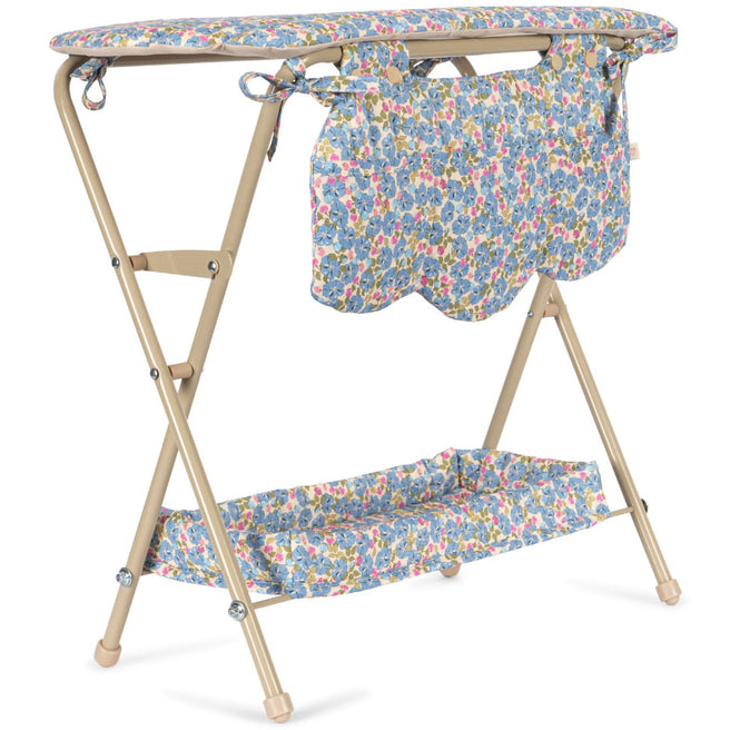 Konges Sløjd opvouwbare poppenverschoontafel met gebloemd patroon, schuin van voren gefotografeerd.