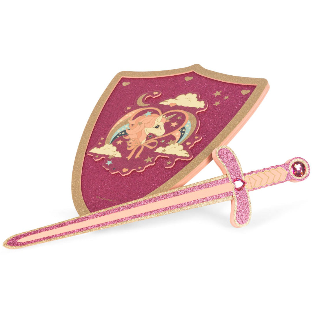 Konges Sløjd roze glitter speelgoed zwaard en schild met eenhoorn, schuin gefotografeerd met het zwaard liggend voor het schild.