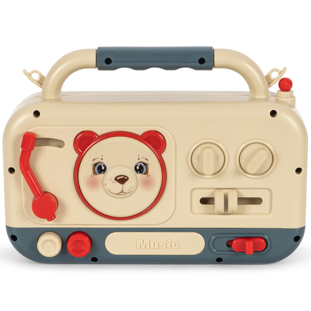 De achterkant van het Konges Sløjd muziekspeelgoed in de vorm van een beige boombox met een berengezicht.