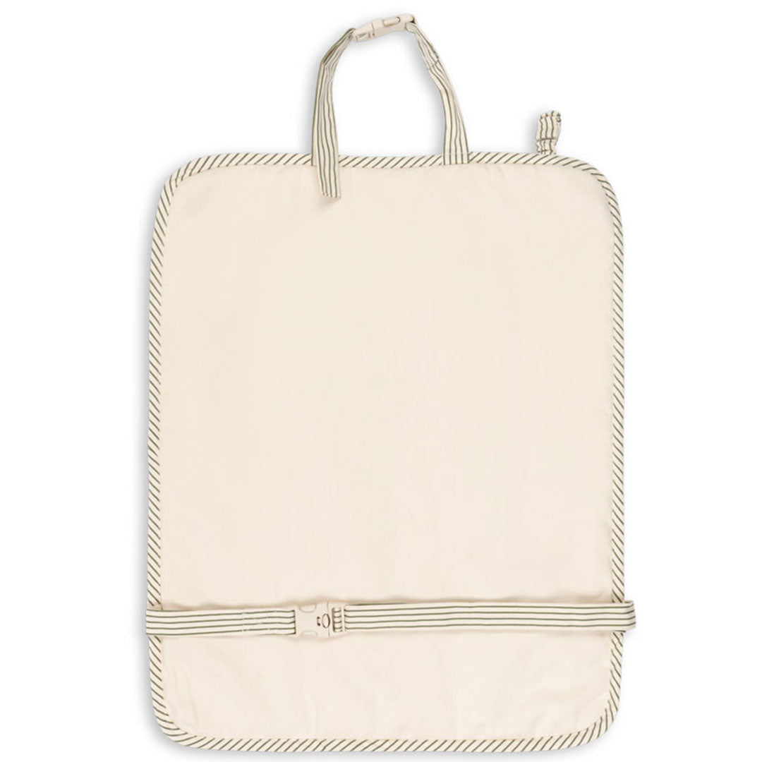De achterkant van de autostoel organizer in effen beige met een gestreepte bevestigingsband.