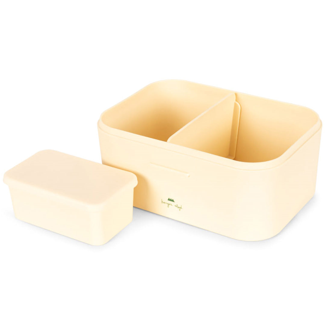 Konges Sløjd beige broodtrommelset met open broodtrommel met twee vakken en een los klein bakje.