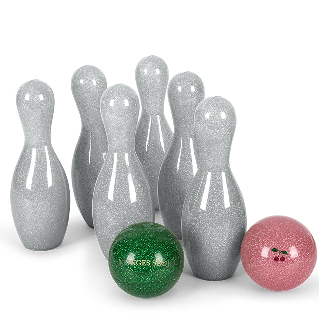 Konges Sløjd kegelspel met zes glitter zilveren kegels en twee glitter ballen, een groene en een roze.