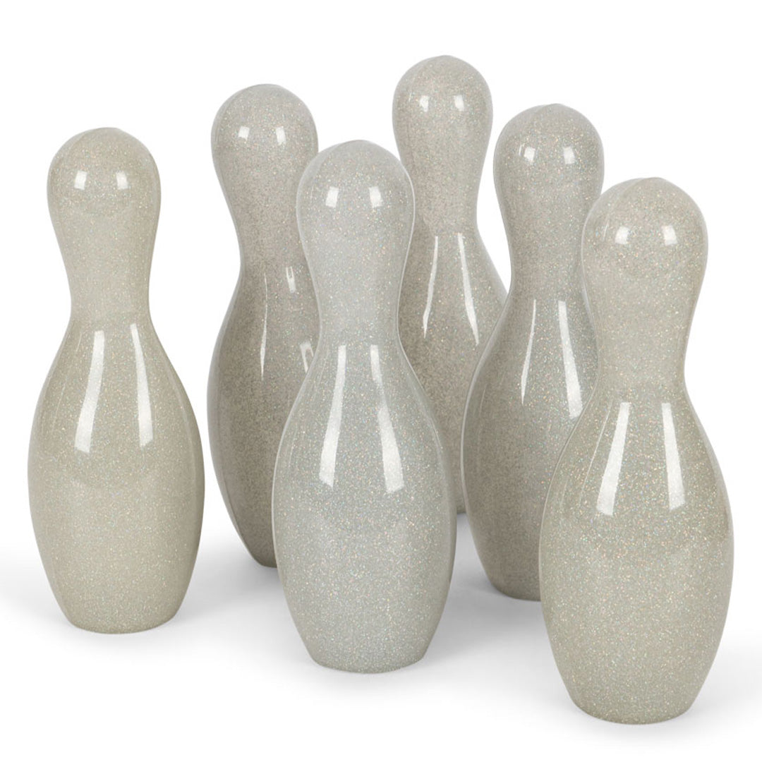 Zes glitter zilveren kegels van het kegelspel.