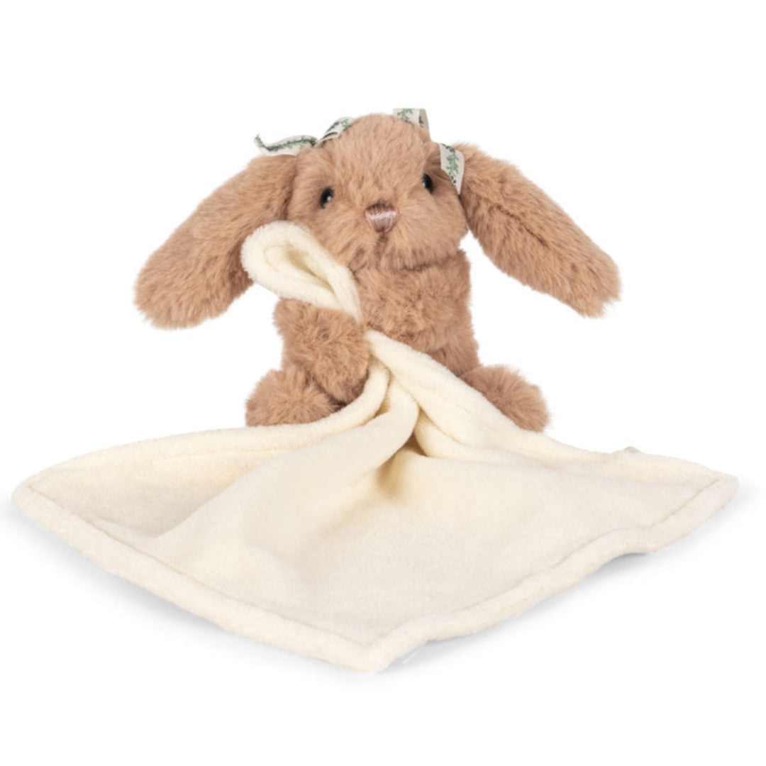 Konges Sløjd knuffeldoek sleepy bunny, een bruin pluchen konijn met een crèmekleurig doekje, van voren gefotografeerd.