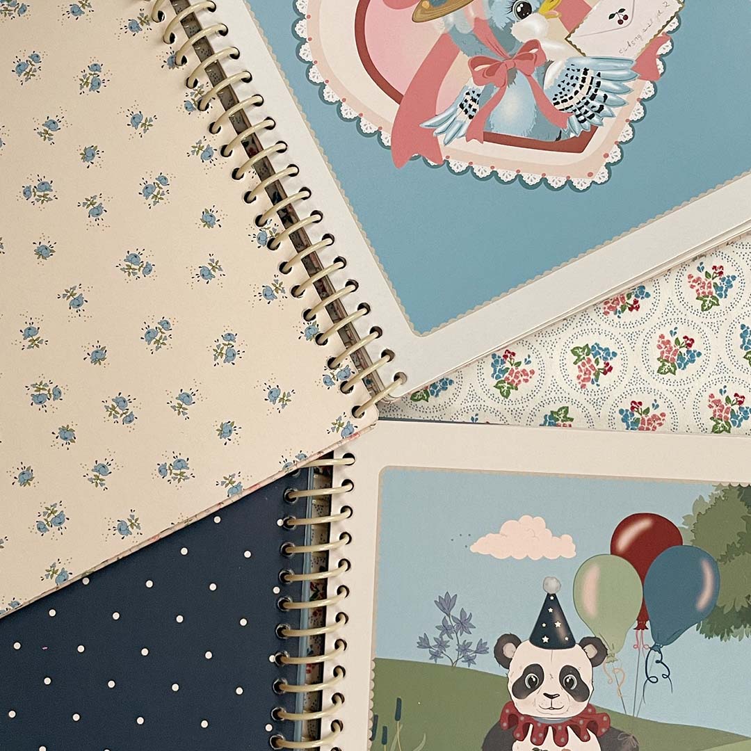 Drie Konges Sløjd spiraalboeken met verschillende patronen, waaronder een panda met ballonnen en bloemmotieven.