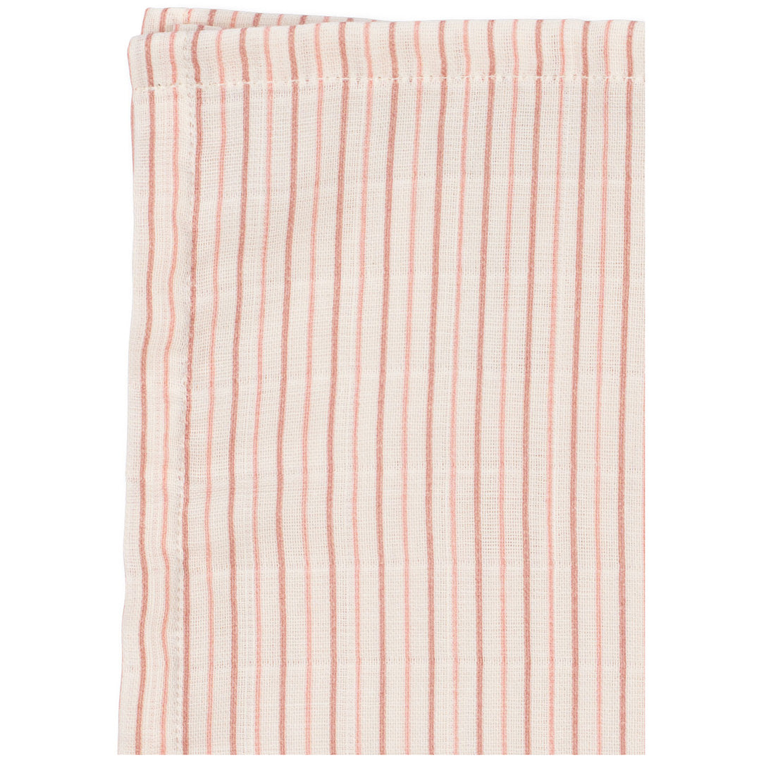 Detail van een gevouwen Konges Sløjd gestreept mousseline doek in beige met roze strepen.
