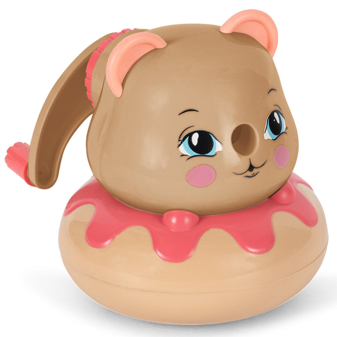 Konges Sløjd puntenslijper in de vorm van een beige teddybeerhoofd op een donut met roze glazuur.