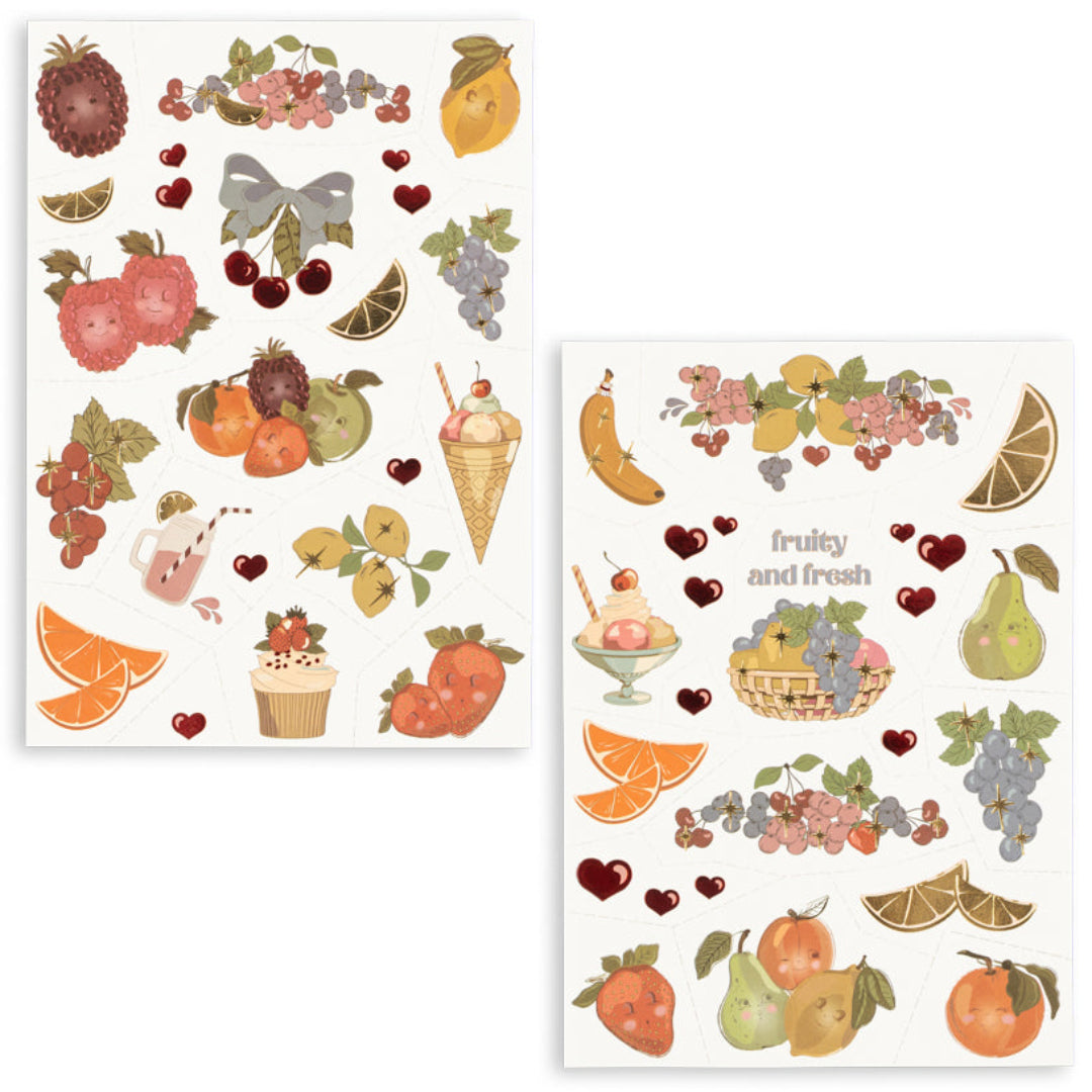 Twee vellen met tijdelijke tatoeages voor kinderen met verschillende fruitafbeeldingen, harten en zoetigheden.