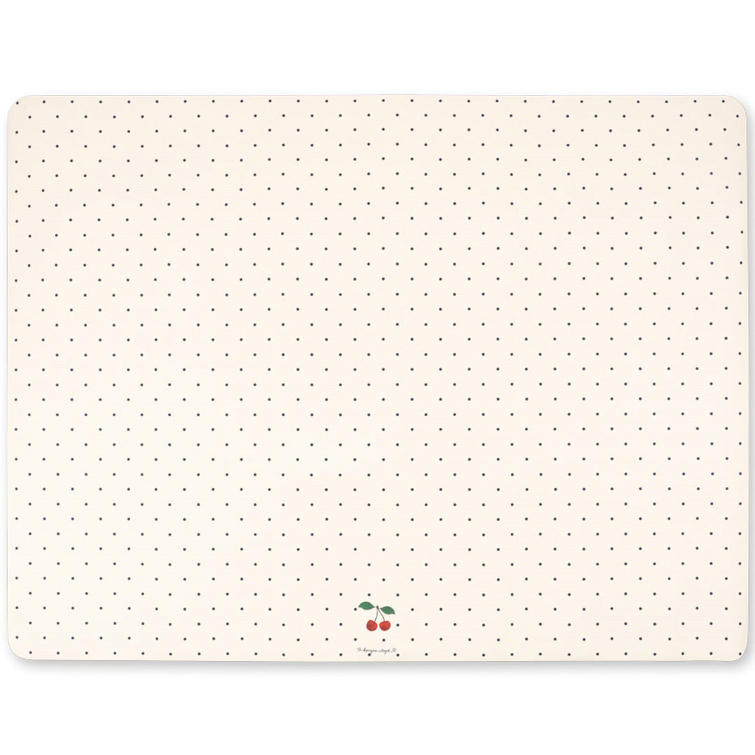 Konges Sløjd vloermat met beige achtergrond, navy stippen en een kleine kersillustratie.