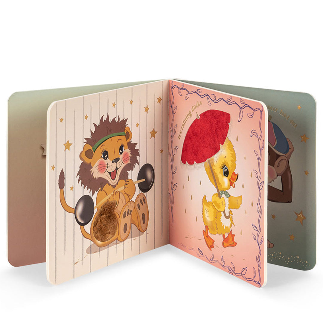 Het Konges Sløjd voelboek open met een leeuw met gewichten en een eend met paraplu op de pagina's.