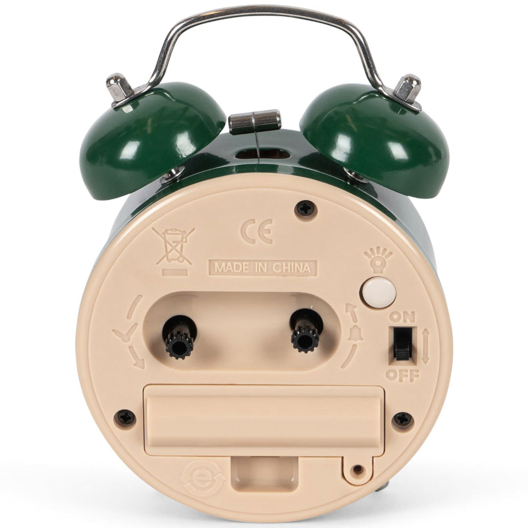 Achterkant van de groene wekker met bedieningsknoppen en batterijvak.