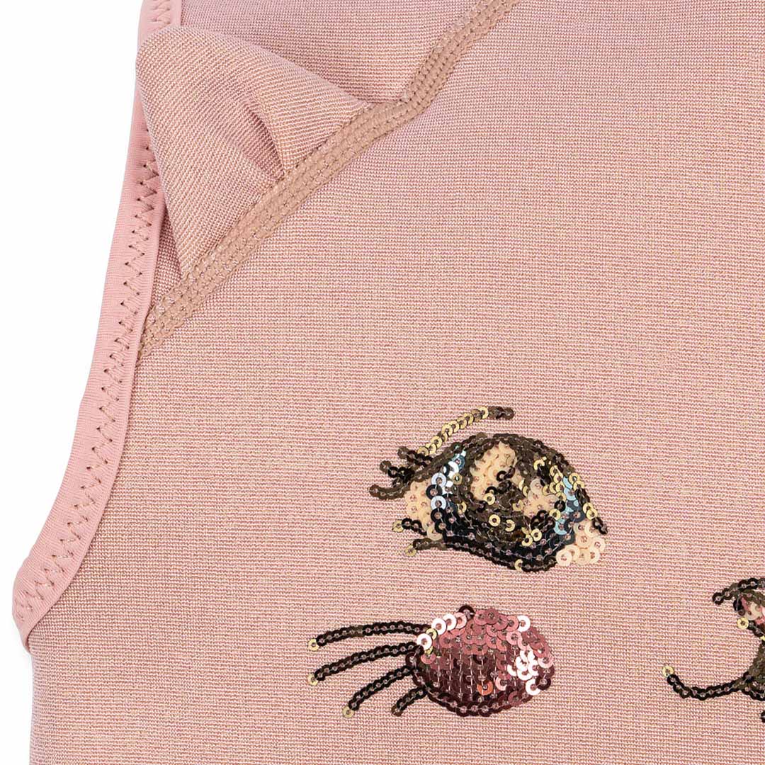 Detail van het roze Konges Sløjd zwemvest met pailletten kattenogen en geborduurde snorharen.