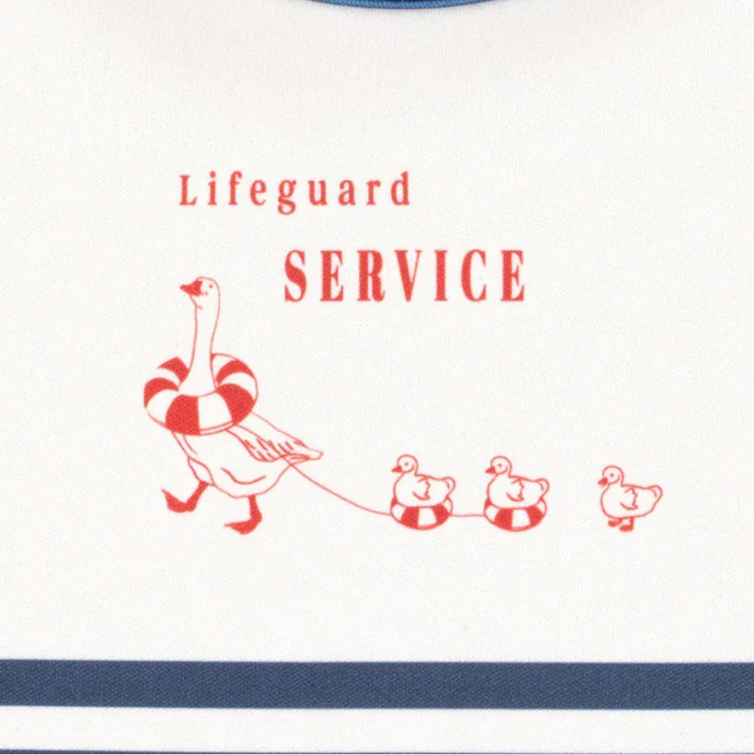 Detail van de tekst 'Lifeguard SERVICE' en de illustratie van een eend met eendjes op het zwemvest.