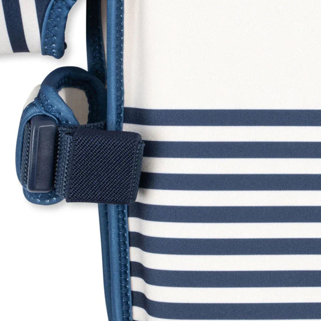 Detail van de blauwe gesp en de gestreepte stof aan de zijkant van het zwemvest.