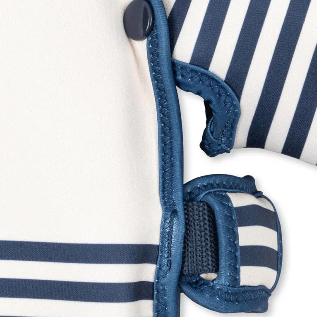 Detail van de blauwe knoop en de gestreepte stof bij de bevestiging van de armband aan het zwemvest.