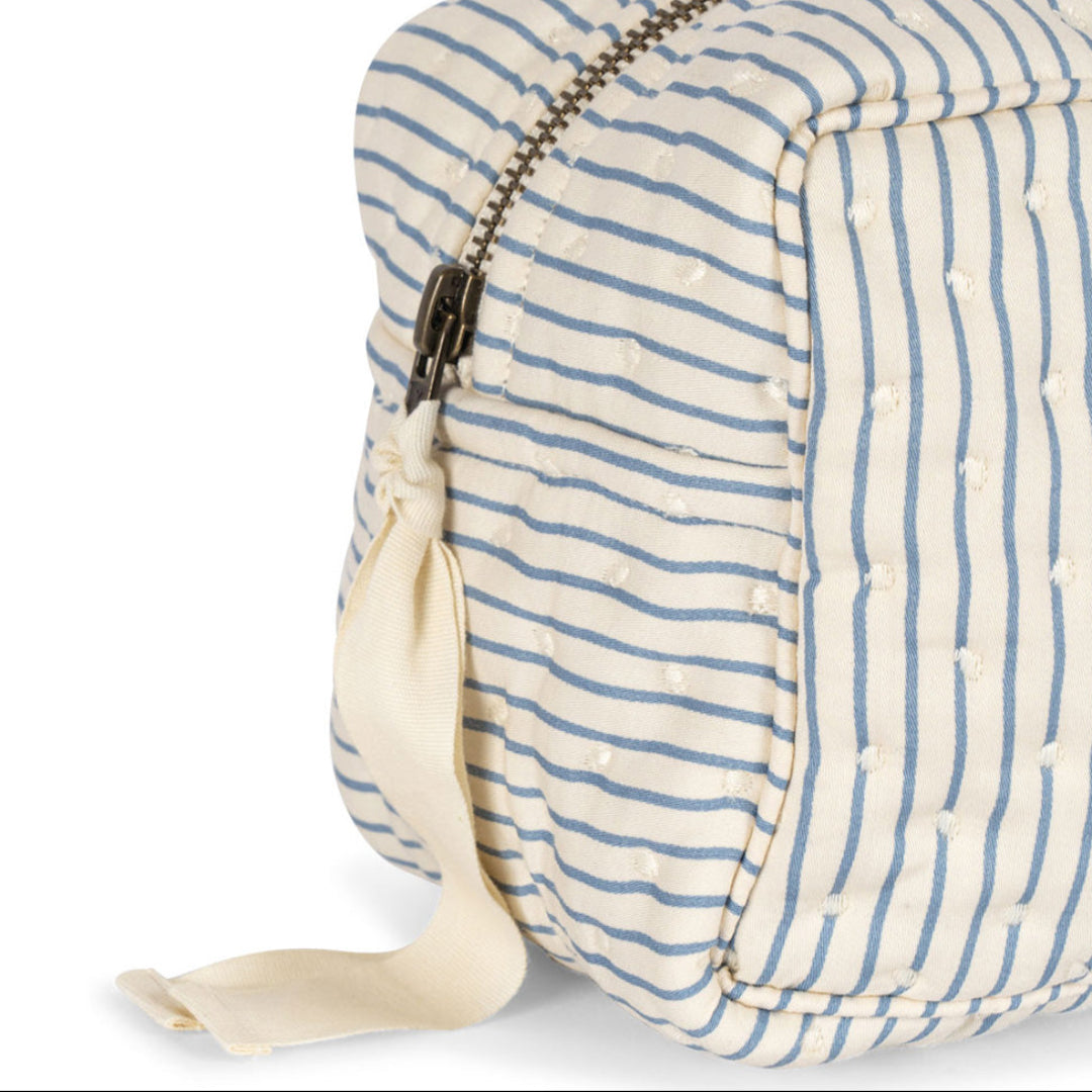 Detail van de Konges Sløjd gequilte toilettas met rits en blauwe strepen.