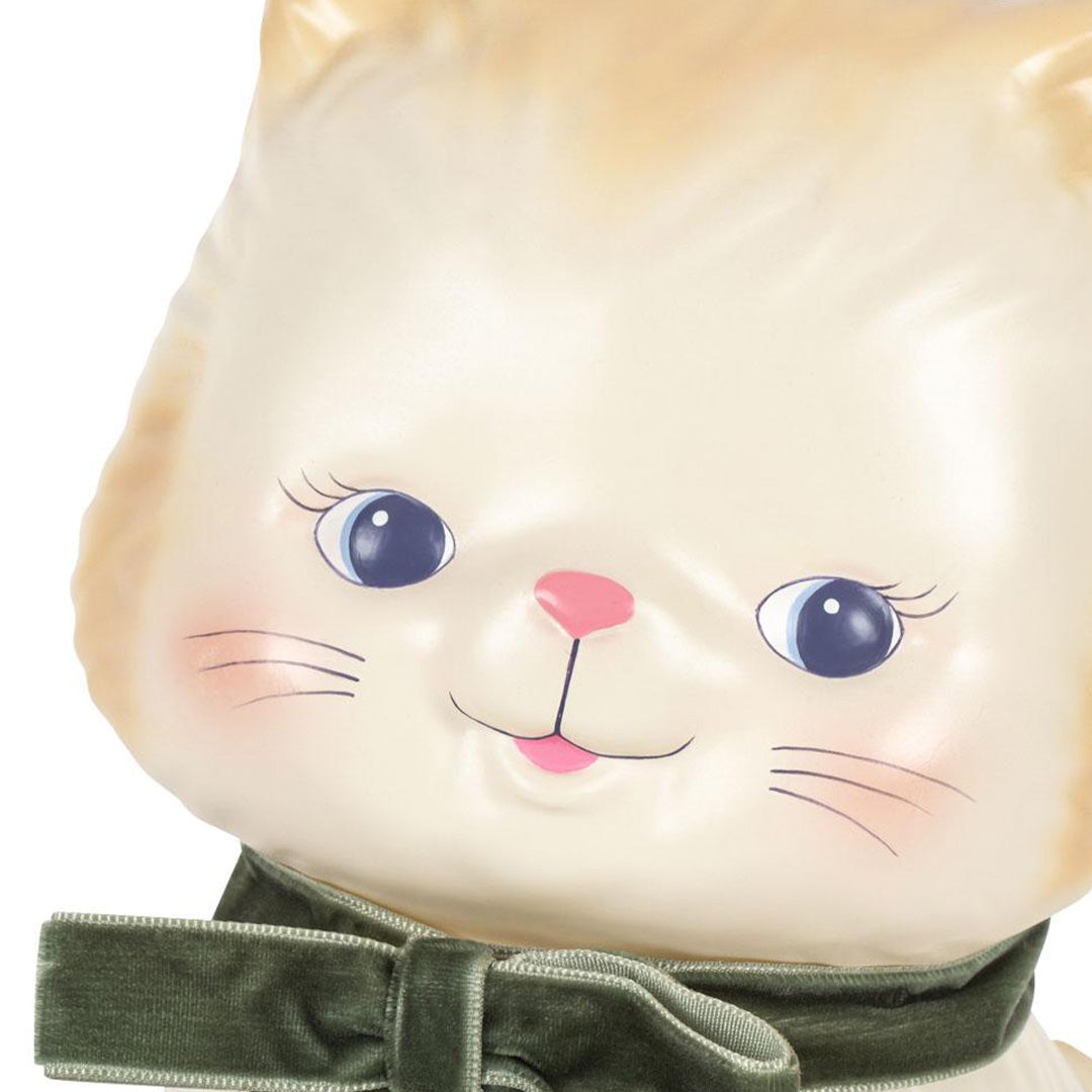 Detailopname van het gezicht van de Konges Sløjd kinderlamp, een beige kat met blauwe ogen en roze wangen.