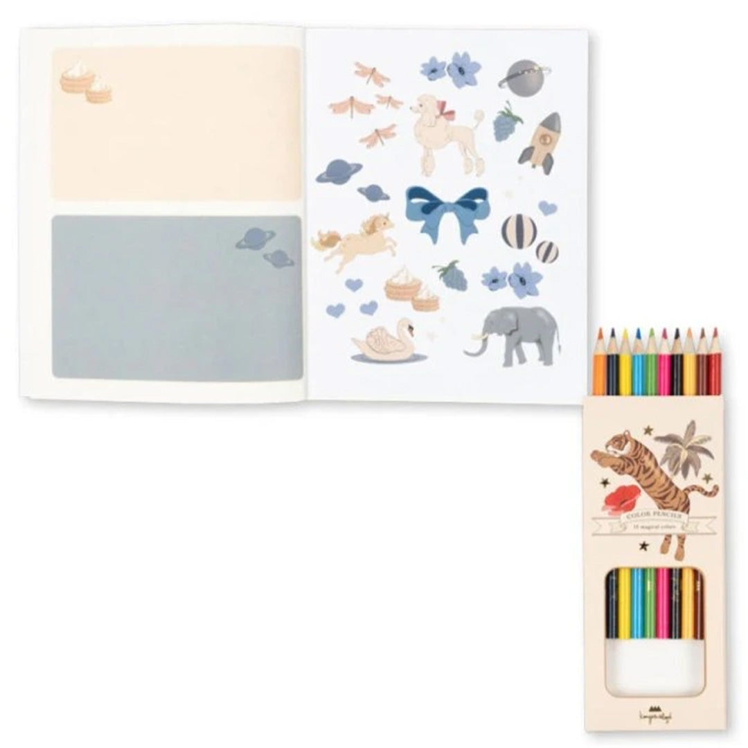 Open Konges Sløjd activiteitenboek met stickerpagina en een doosje met kleurpotloden.