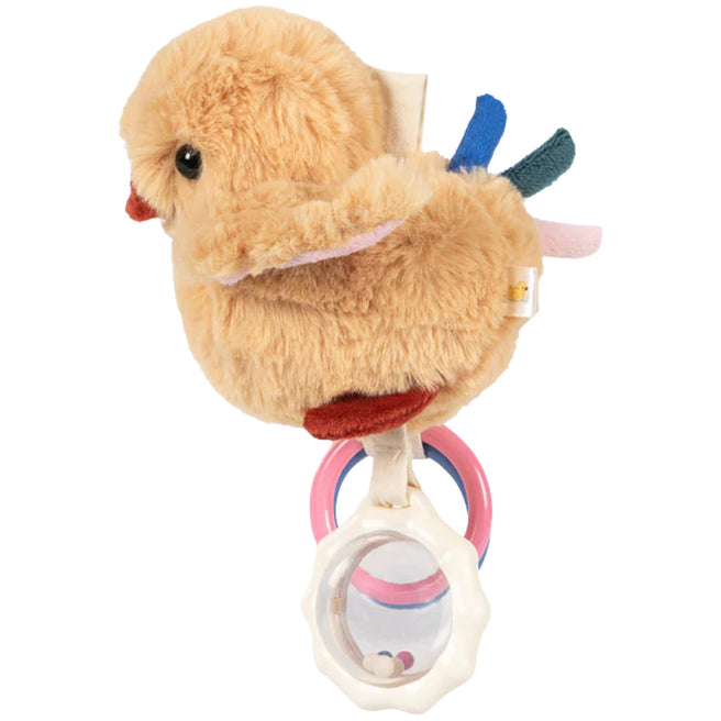 Konges Sløjd activiteitenknuffel kuiken met rammelaar, geïsoleerd op een witte achtergrond.