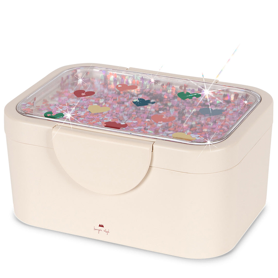 Gesloten Konges Sløjd kinderbroodtrommel in beige met een deksel vol glitter en harten.