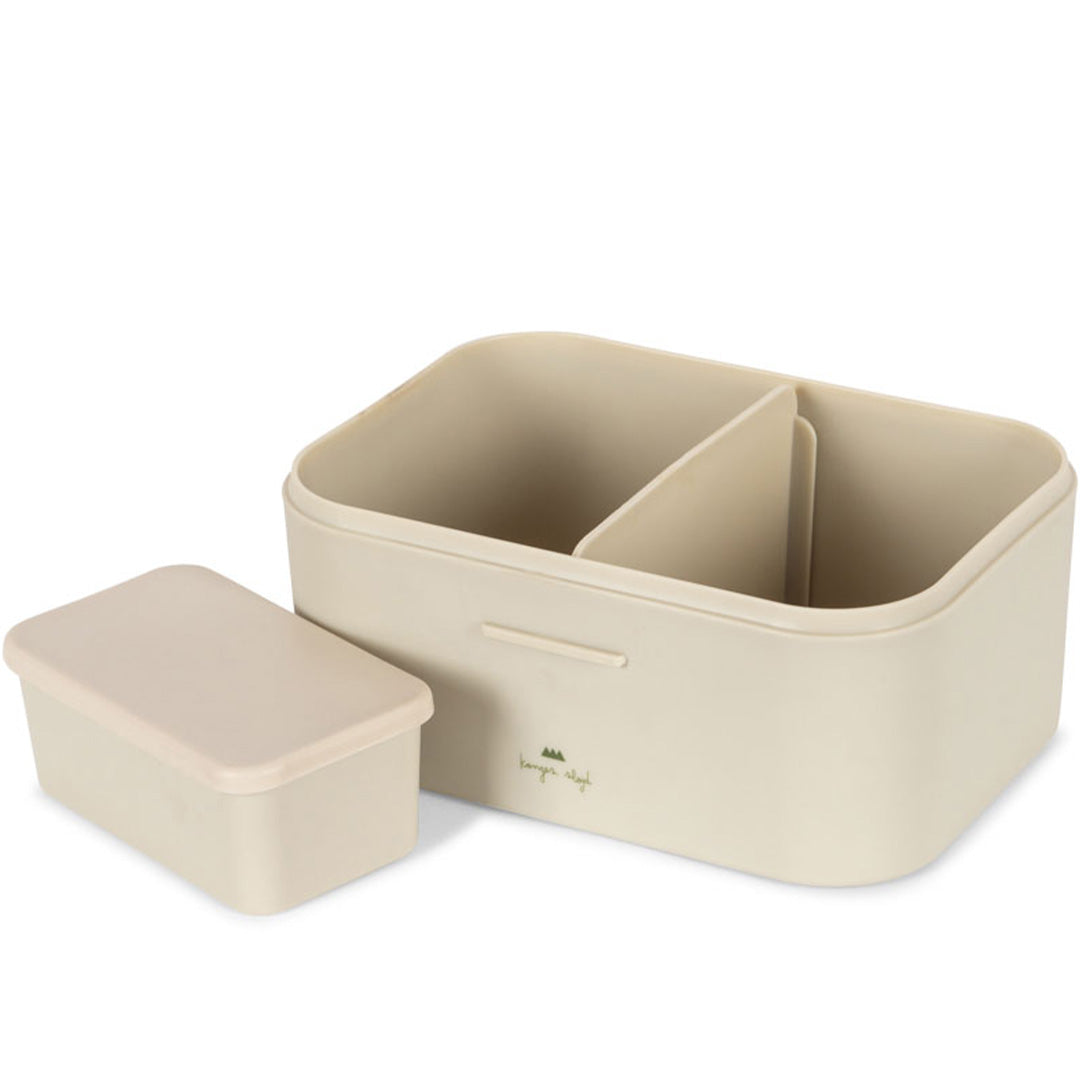 Open beige broodtrommel met twee vakken en een los klein bakje ernaast.