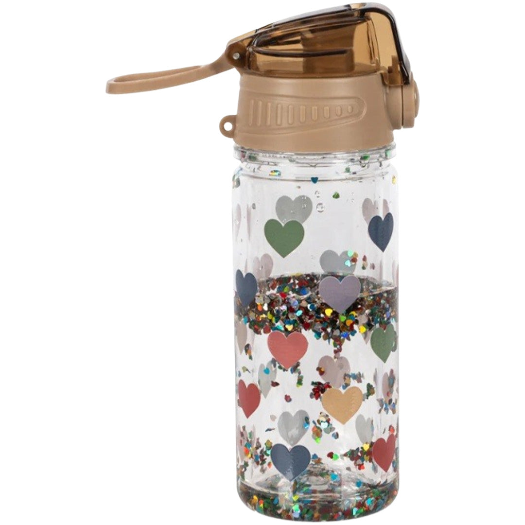 Konges Sløjd kinder drinkfles met beige open klapdeksel, transparante fles met kleurrijke harten en glitters.