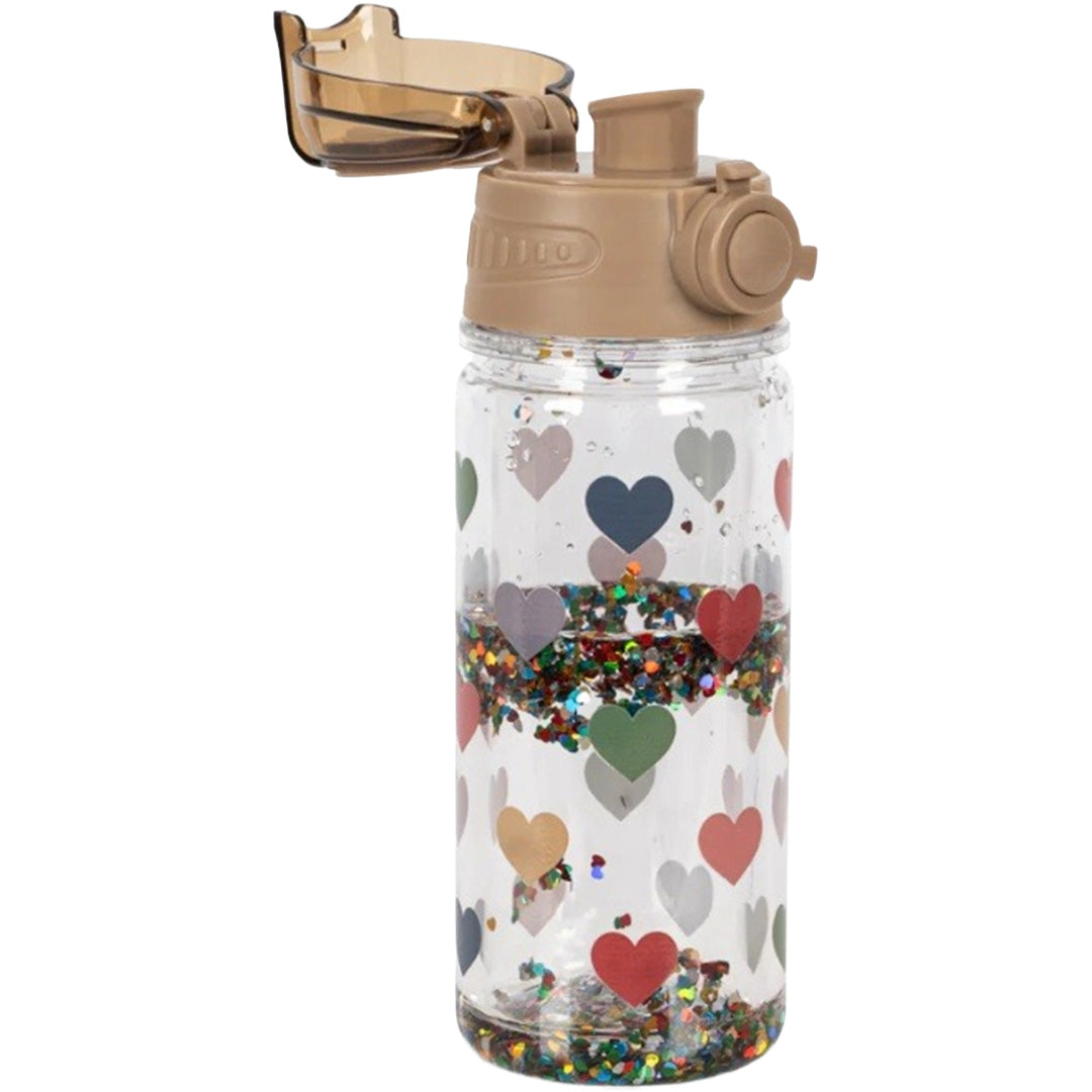 Konges Sløjd kinder drinkfles met beige open klapdeksel, transparante fles met kleurrijke harten en glitters.