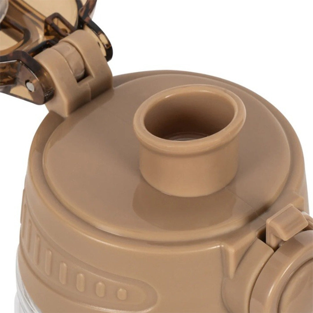 Detailopname van de beige open klapdeksel van de Konges Sløjd kinder drinkfles.