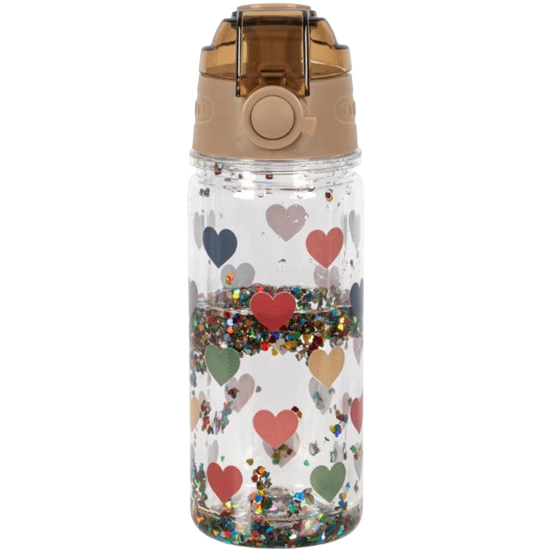 Konges Sløjd kinder drinkfles met beige gesloten klapdeksel, transparante fles met kleurrijke harten en glitters.