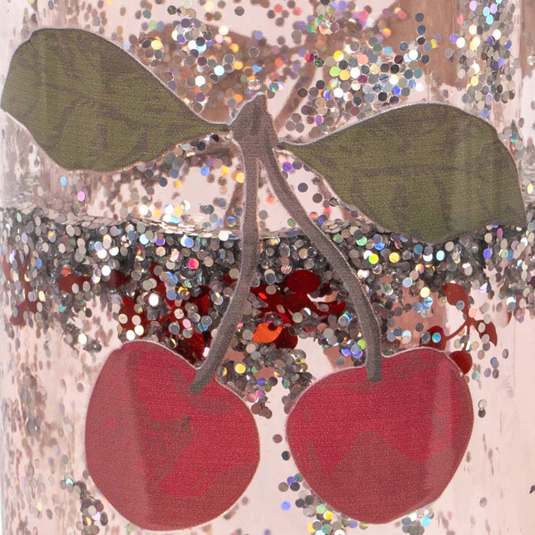 Detail van de kersenprint en de roze glitters op de kinder drinkfles.
