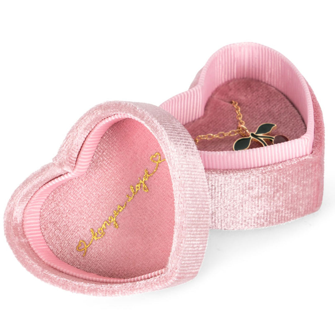 Open roze hartvormig fluwelen doosje met de Konges Sløjd kinderketting met kersen hanger erin.