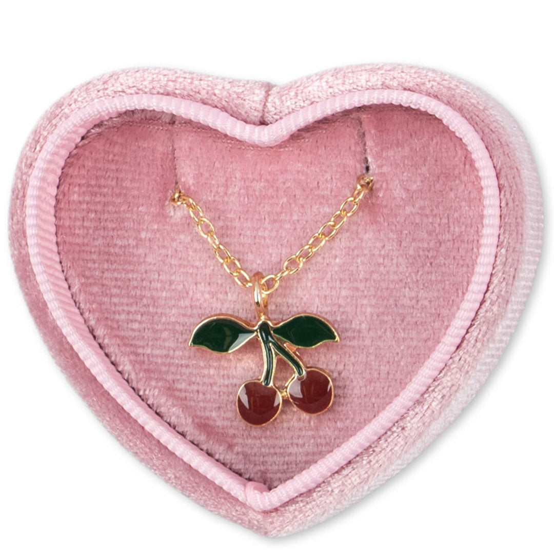 Konges Sløjd kinderketting met kersen hanger in een roze hartvormig fluwelen doosje.