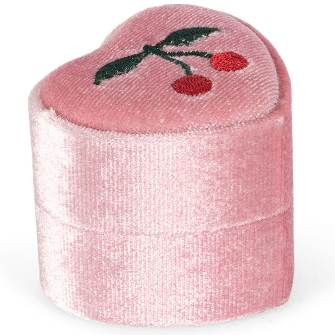 Gesloten roze hartvormig fluwelen doosje met geborduurde kersen.