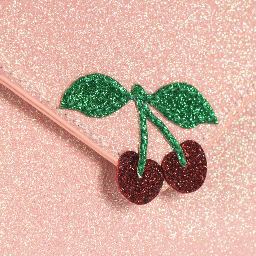 Detail van de glitter kersenapplicatie op de lichtroze kindertas.
